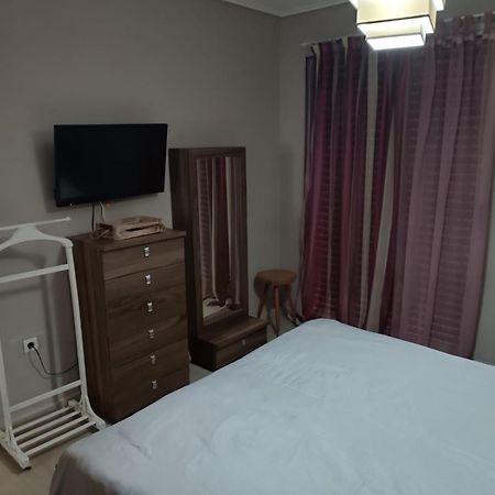 Comfortable Beachfront Apartment Лоутраки Экстерьер фото