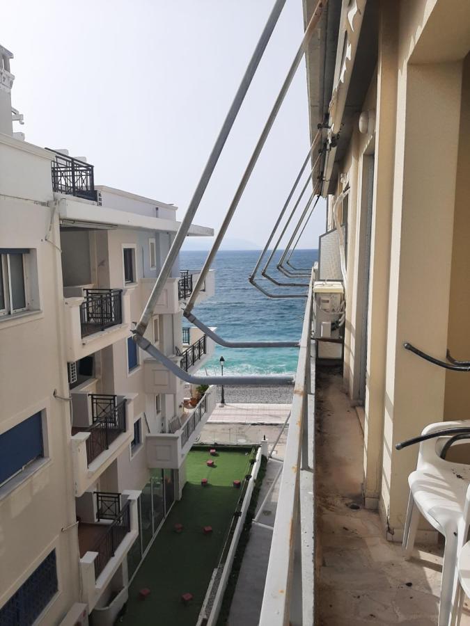 Comfortable Beachfront Apartment Лоутраки Экстерьер фото