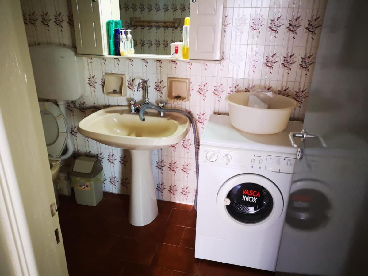 Comfortable Beachfront Apartment Лоутраки Экстерьер фото