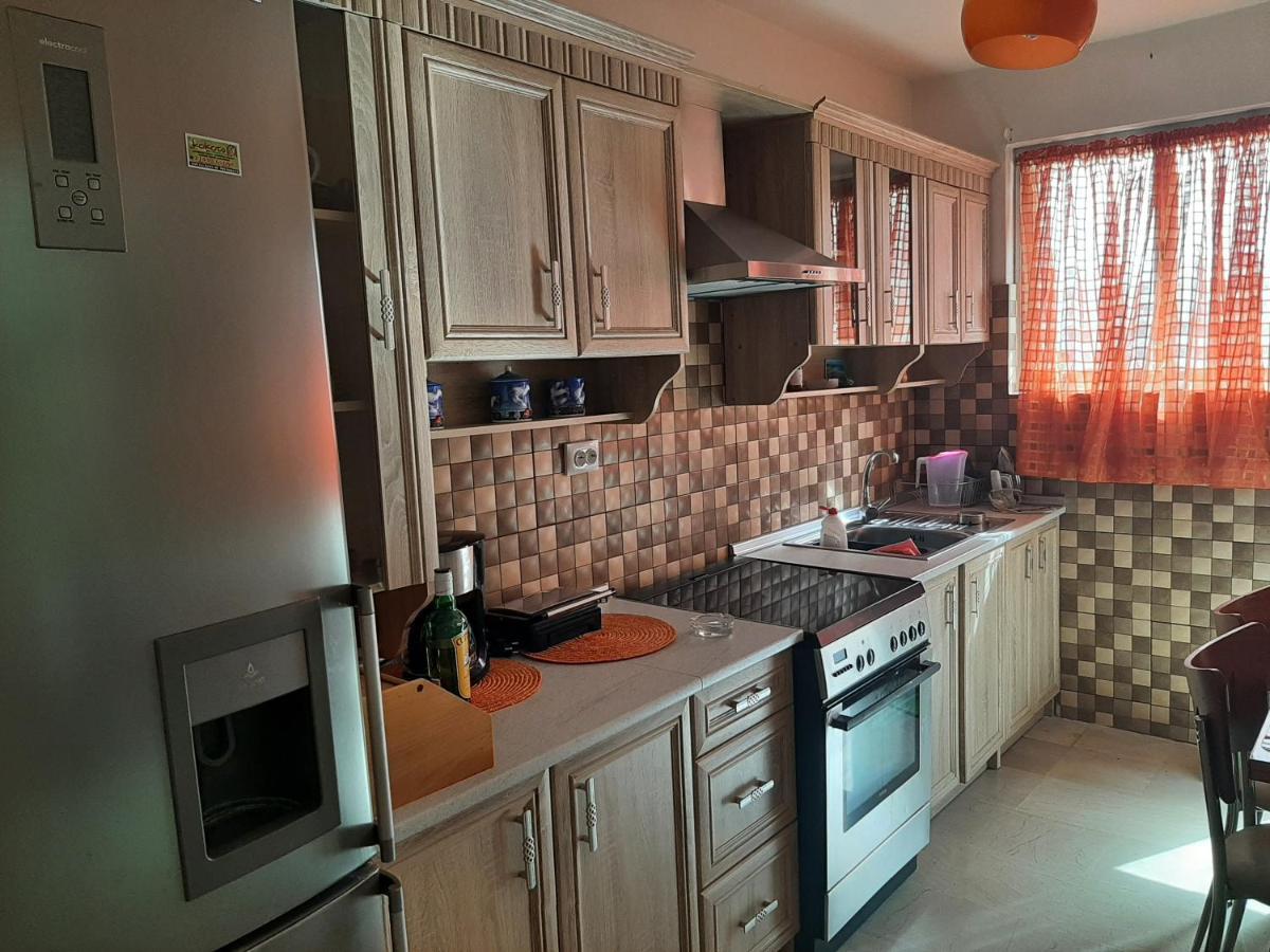 Comfortable Beachfront Apartment Лоутраки Экстерьер фото
