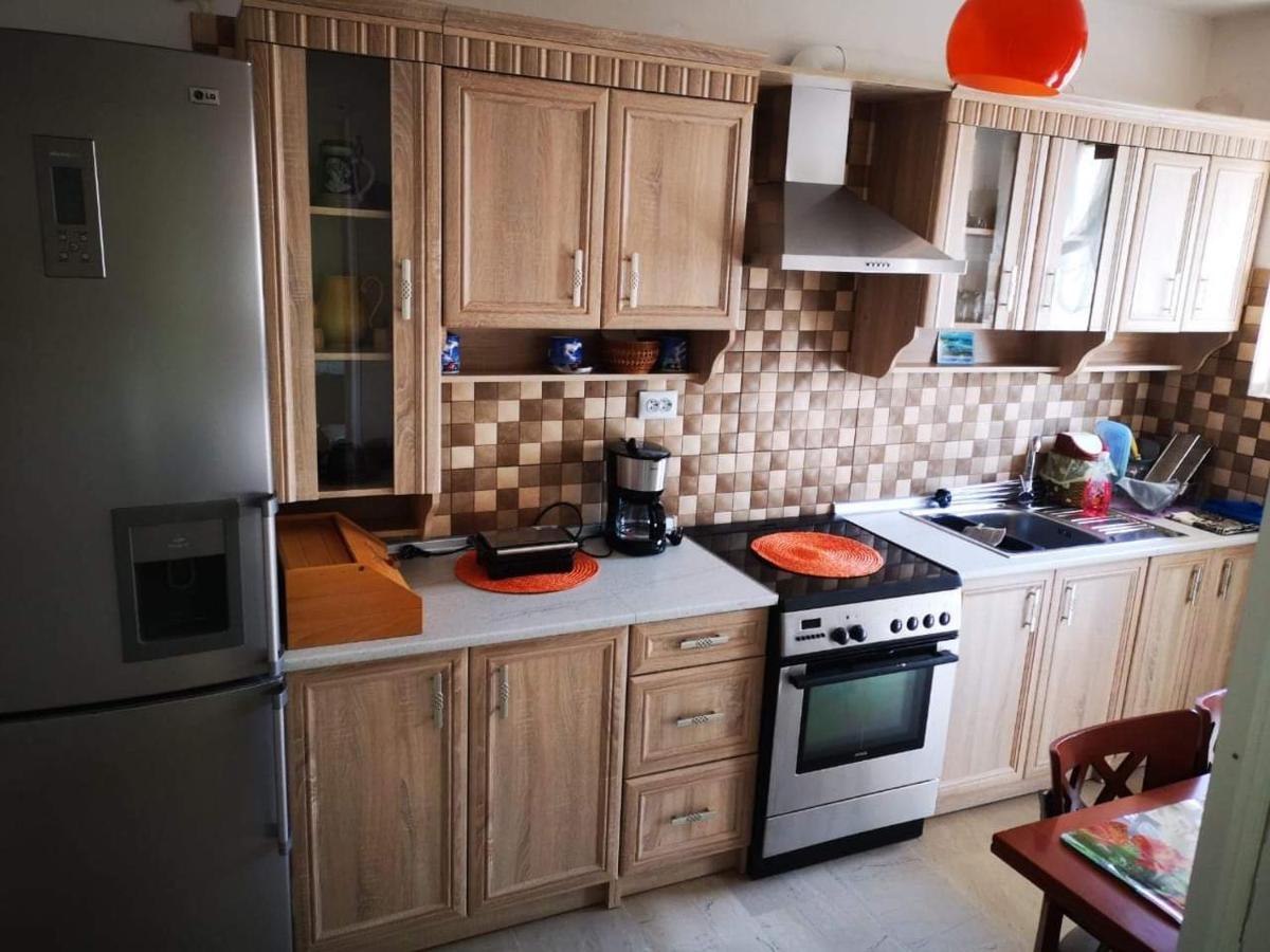 Comfortable Beachfront Apartment Лоутраки Экстерьер фото