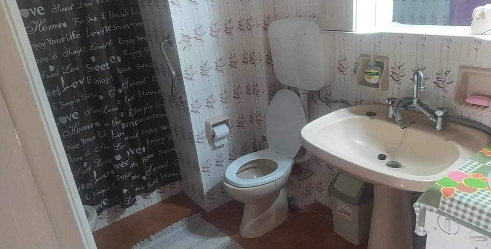 Comfortable Beachfront Apartment Лоутраки Экстерьер фото