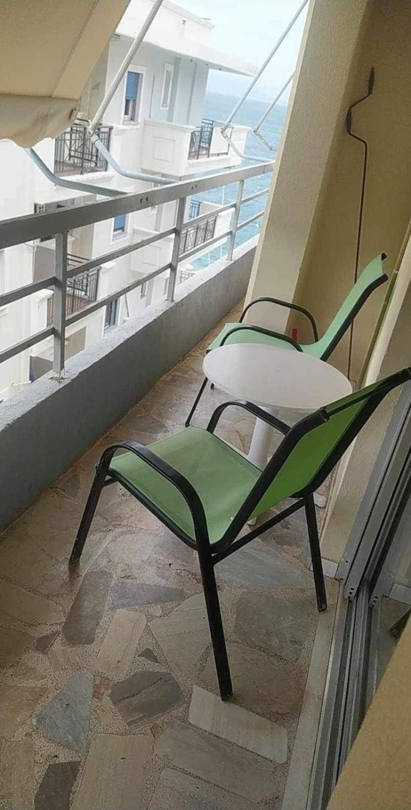 Comfortable Beachfront Apartment Лоутраки Экстерьер фото