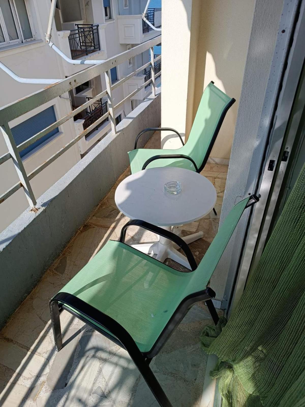 Comfortable Beachfront Apartment Лоутраки Экстерьер фото