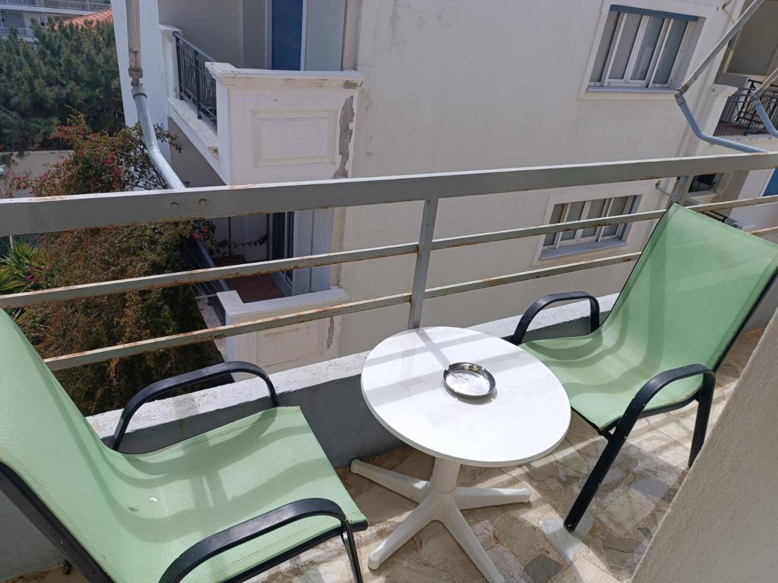 Comfortable Beachfront Apartment Лоутраки Экстерьер фото